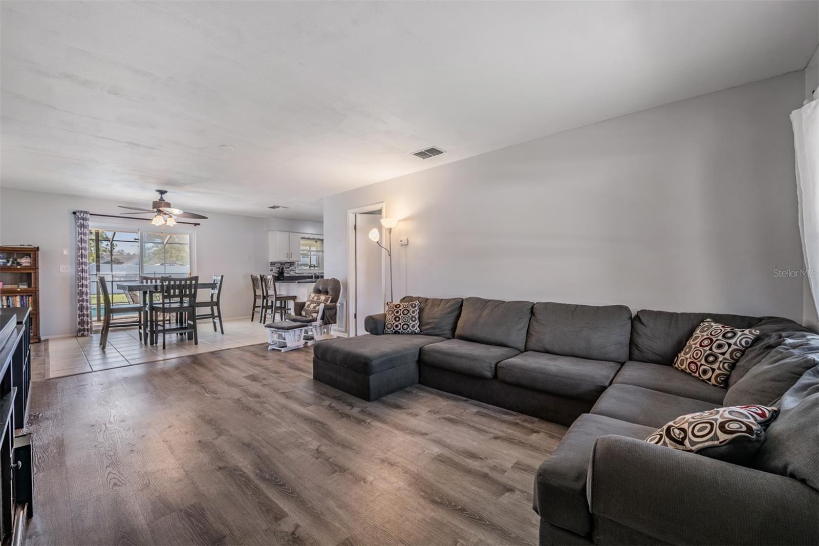 Listing photo id 5 for 11224 Sheffield Road