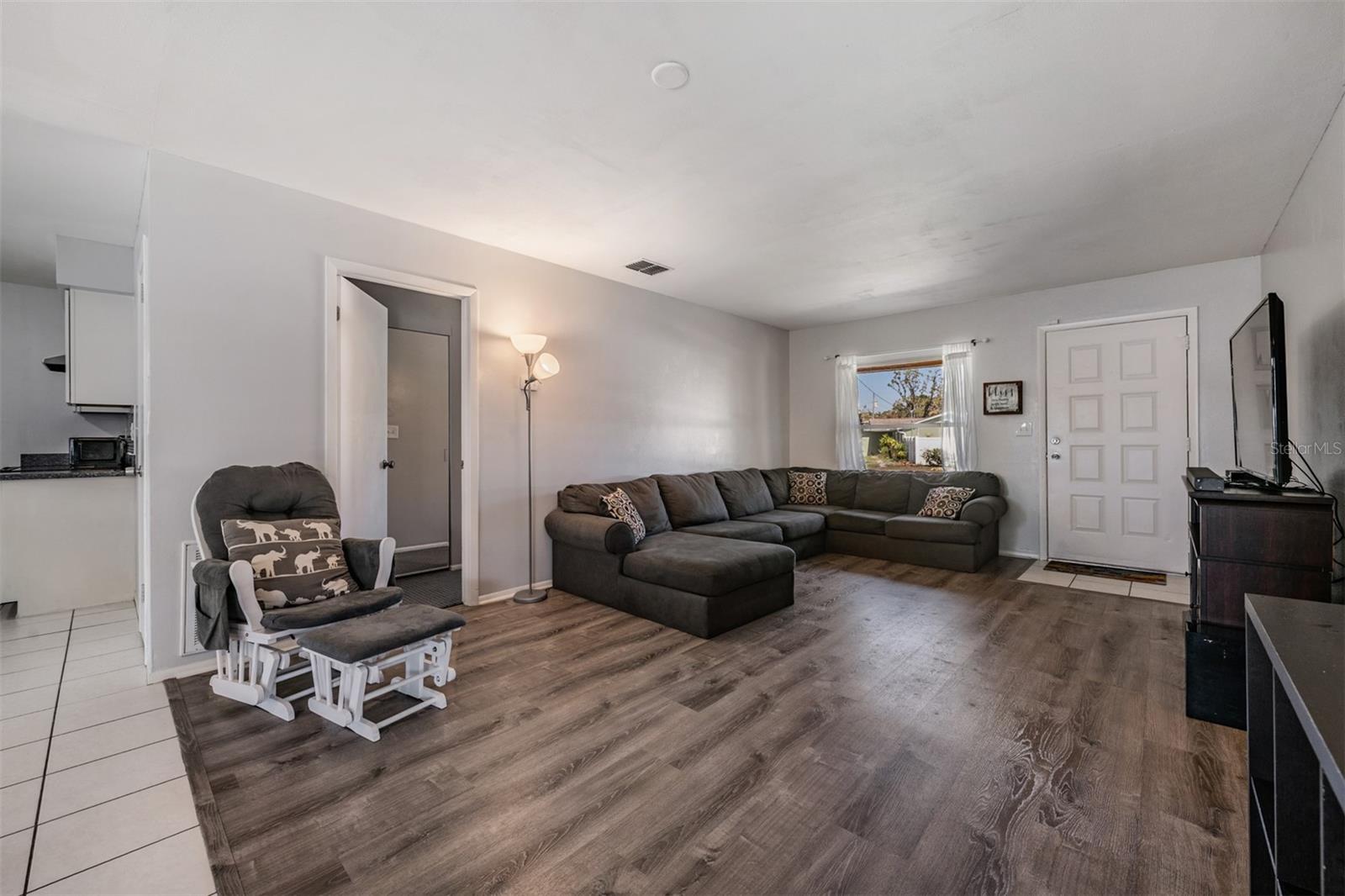 Listing photo id 6 for 11224 Sheffield Road