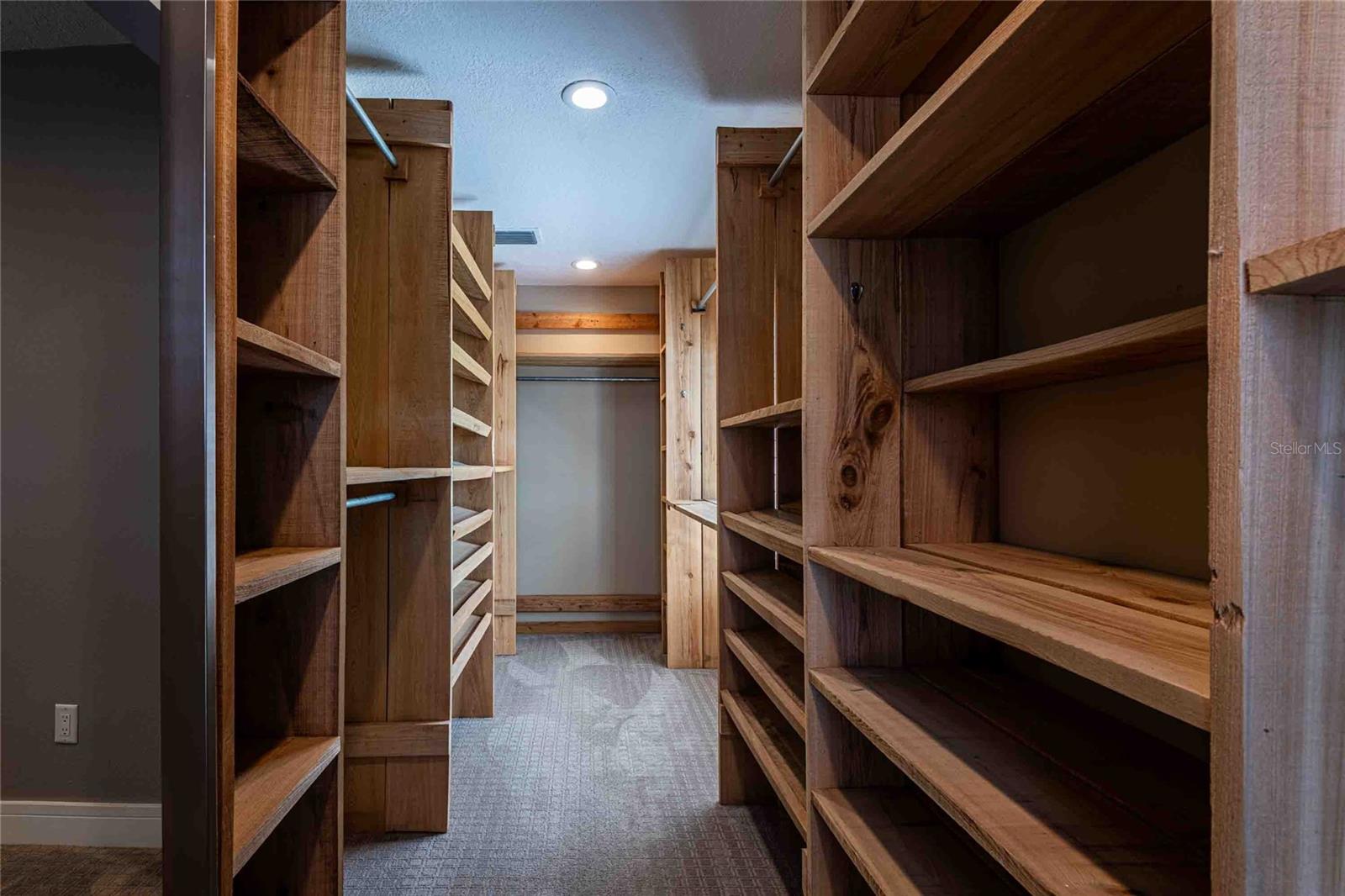 Image 22 of 35 For 601 Colebrook Court