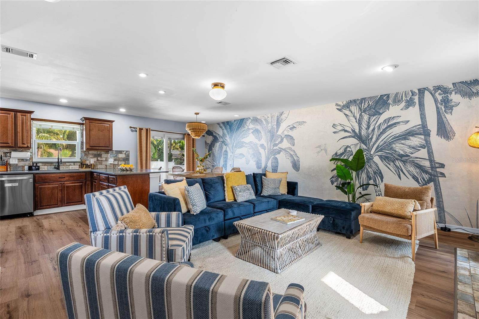 Listing photo id 3 for 8580 139th Lane