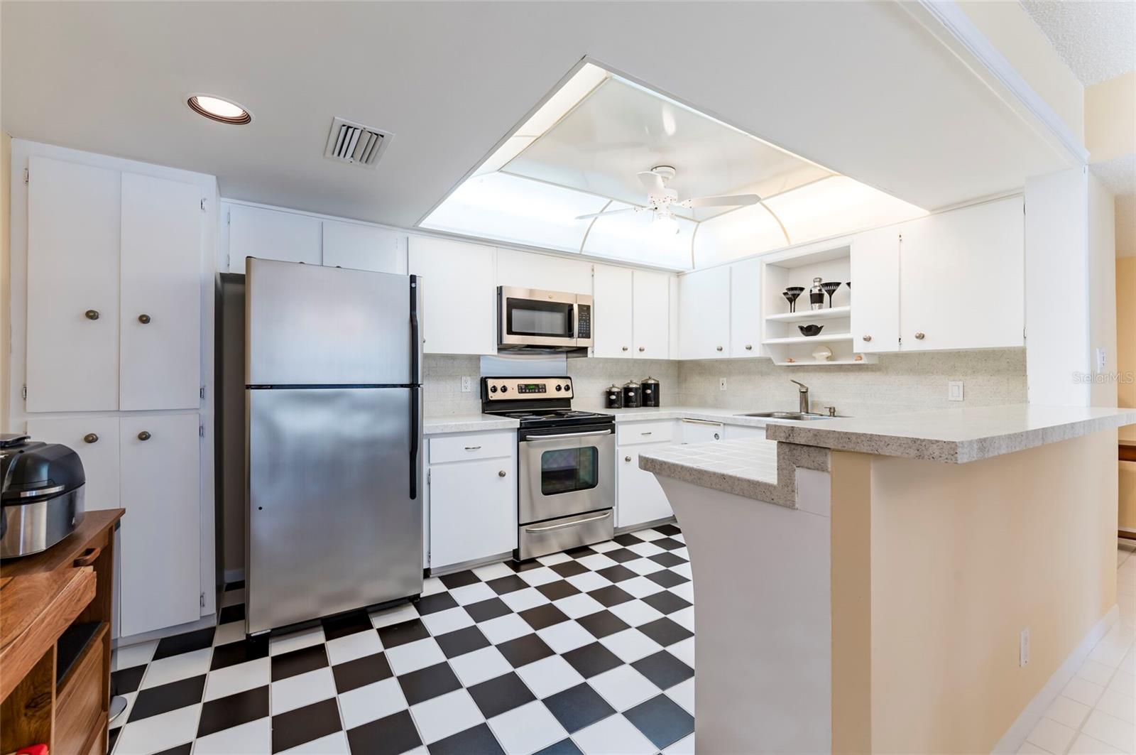 Image 16 of 53 For 1460 Gulf Boulevard 511