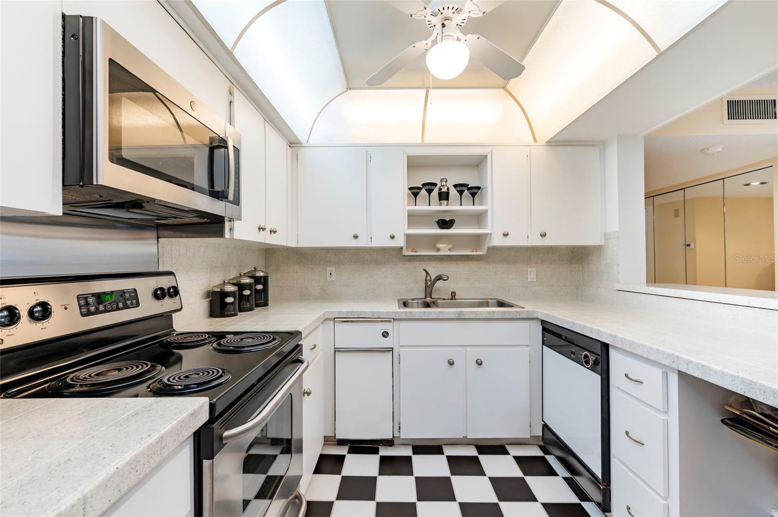 Image 19 of 53 For 1460 Gulf Boulevard 511