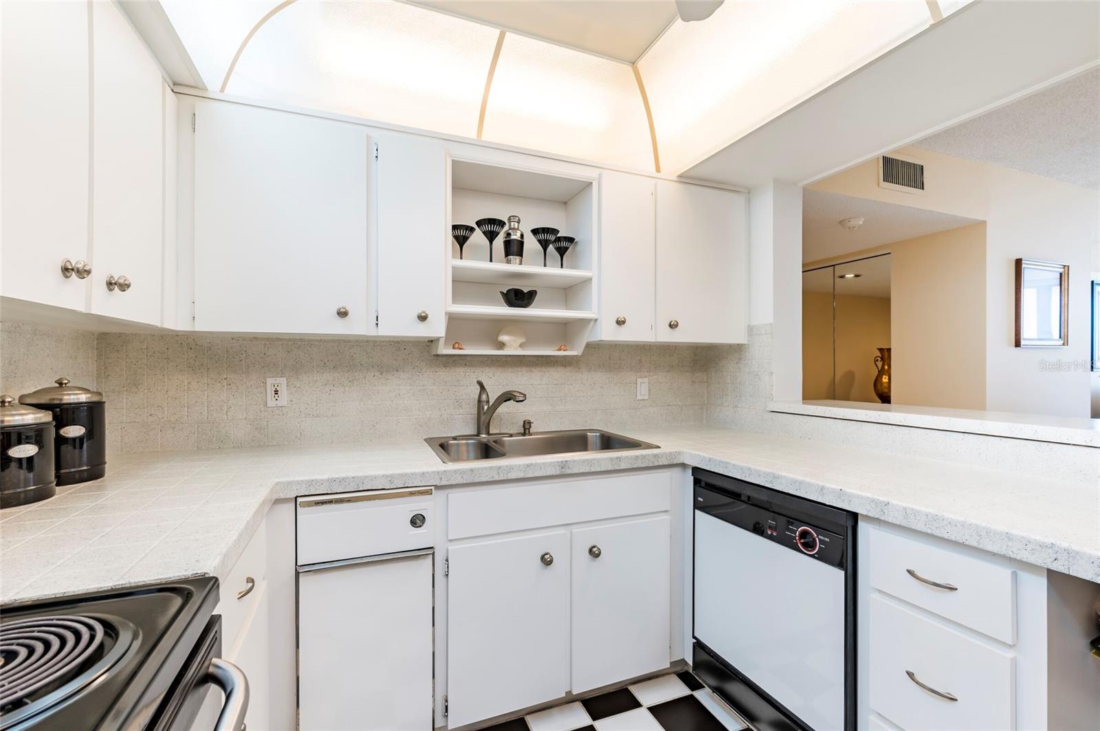 Image 20 of 53 For 1460 Gulf Boulevard 511