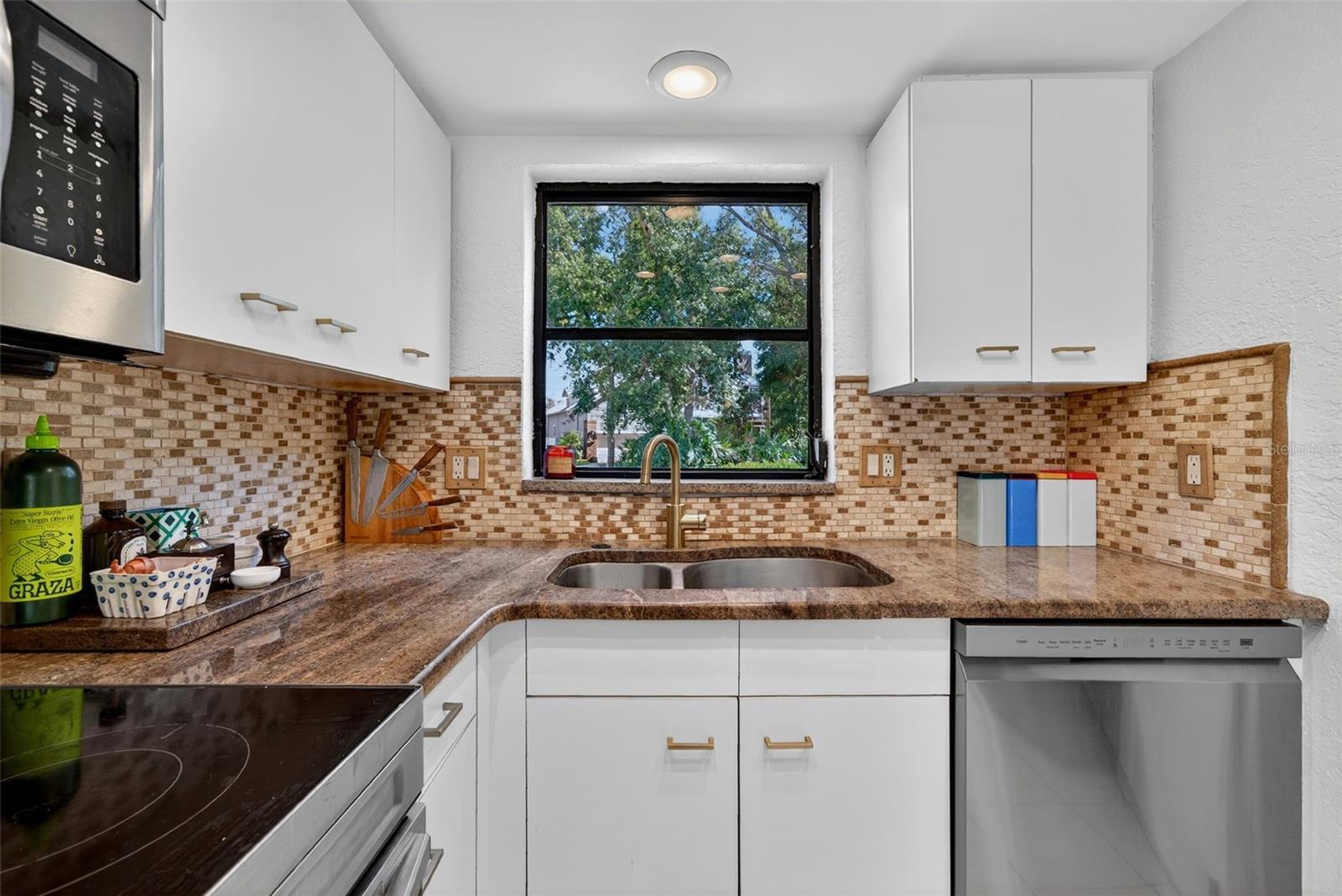 Image 36 of 75 For 1835 Serpentine Drive S