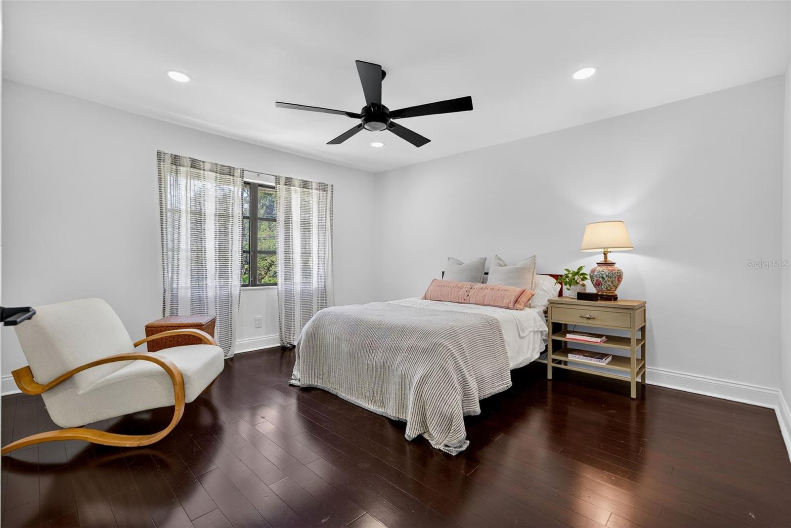 Image 41 of 75 For 1835 Serpentine Drive S