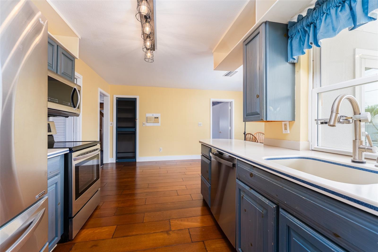 Image 12 of 41 For 2203 Vina Del Mar Boulevard