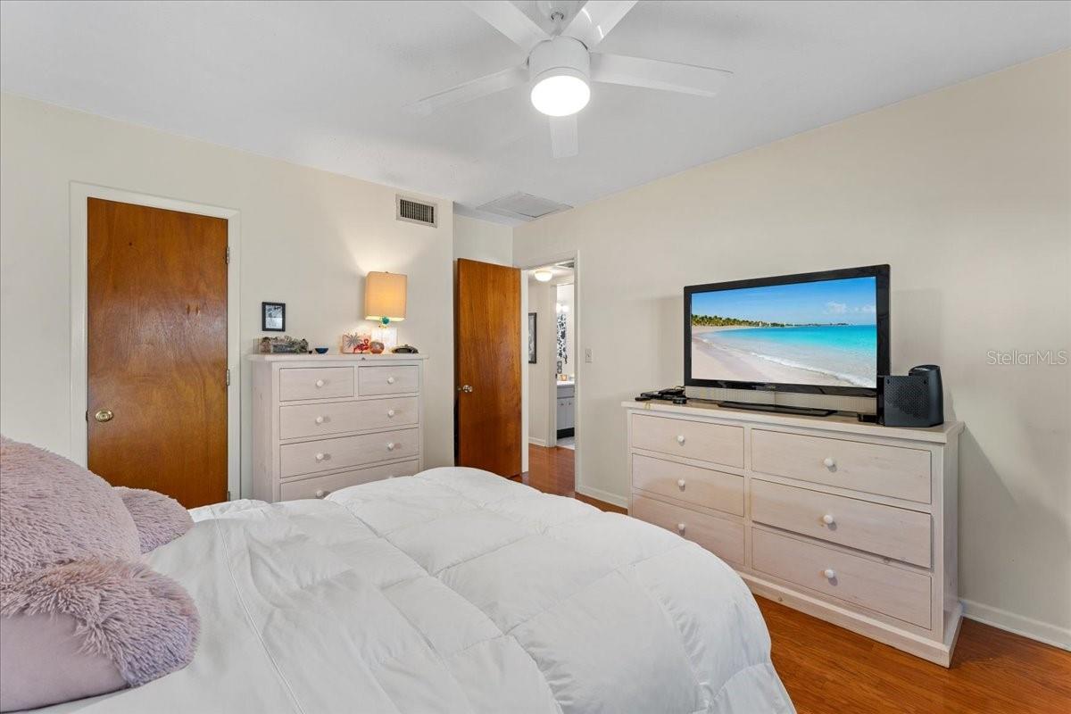 Image 19 of 35 For 266 Sky Loch Drive W