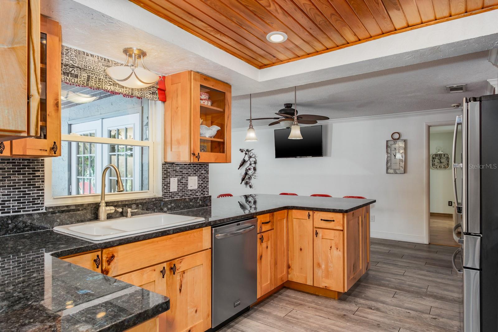 Image 20 of 79 For 509 Lakeview Drive