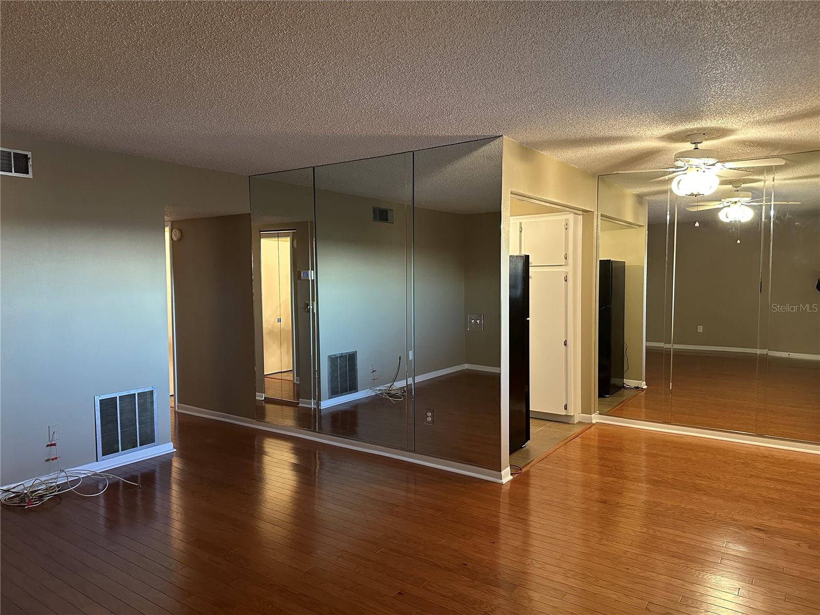 Image 3 of 22 For 209 Lincoln Circle N 406