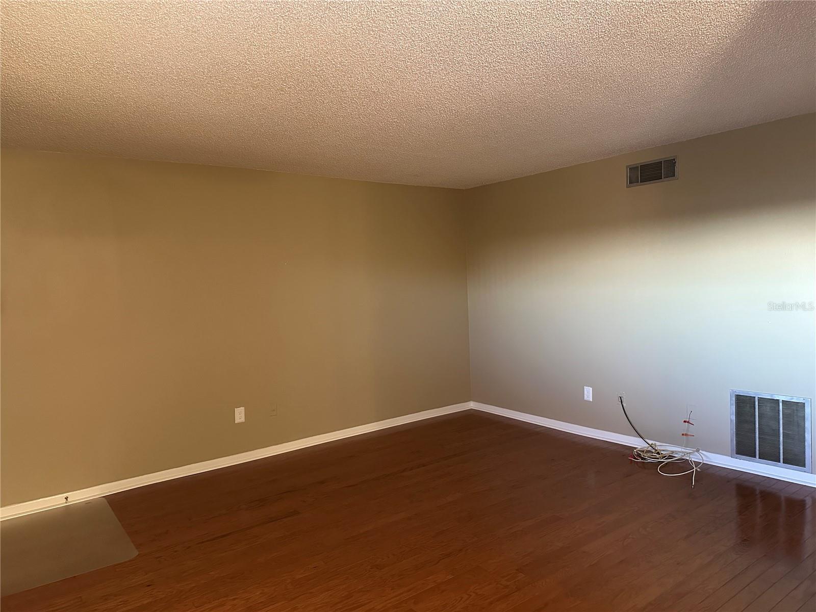 Image 6 of 22 For 209 Lincoln Circle N 406