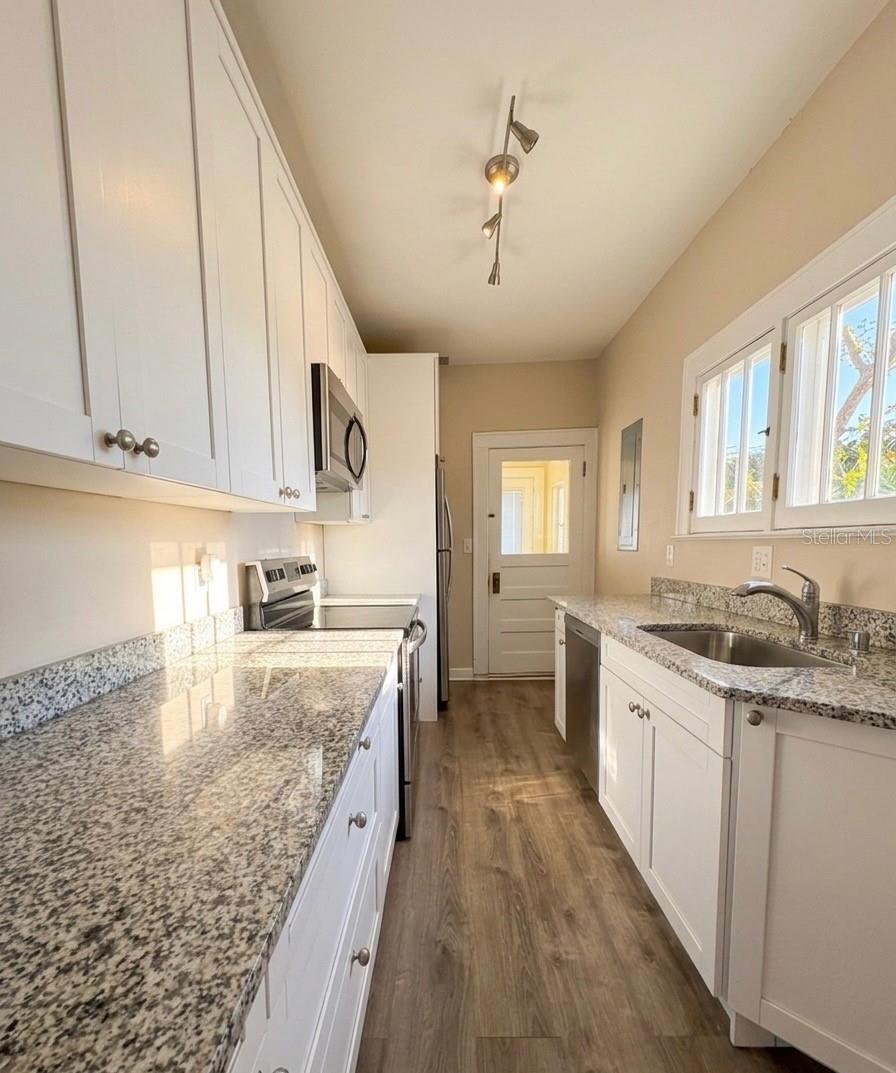 Image 2 of 6 For 1010 14th Avenue Nw