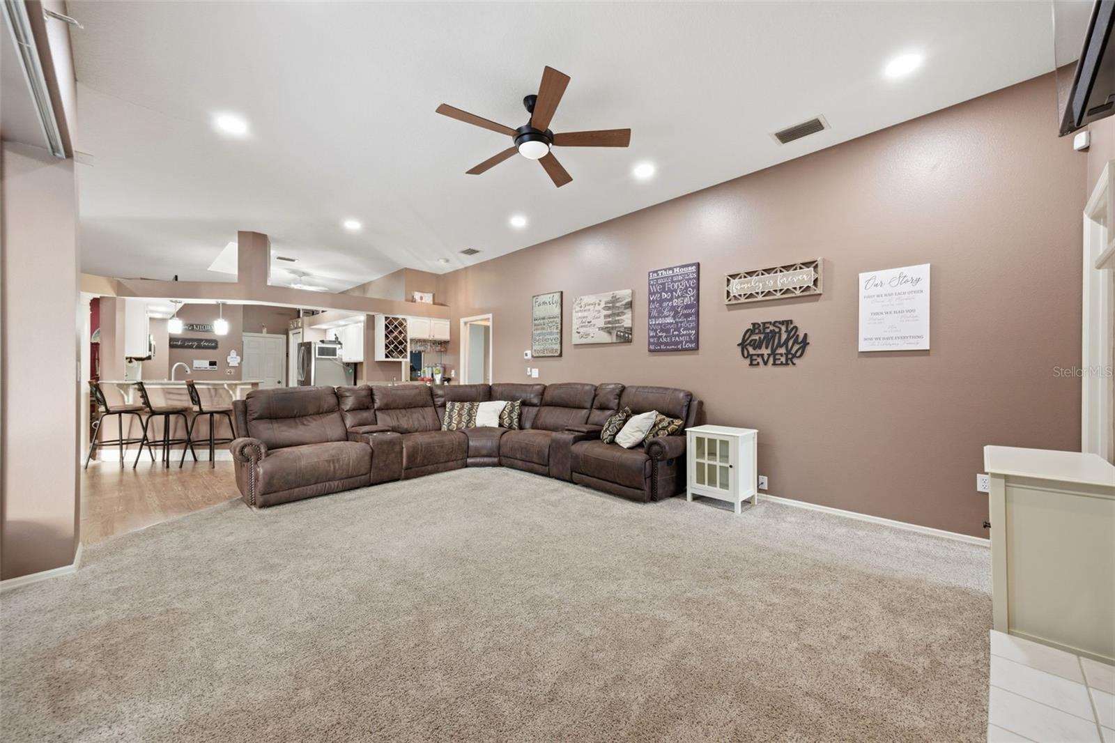 Listing photo id 9 for 18302 Saint James Court