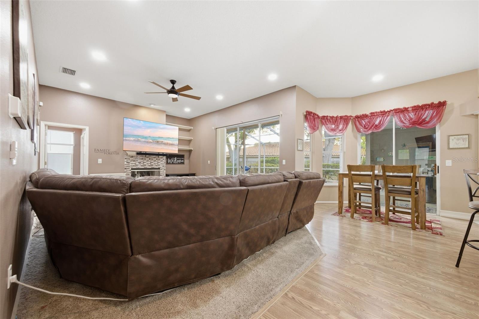 Listing photo id 10 for 18302 Saint James Court