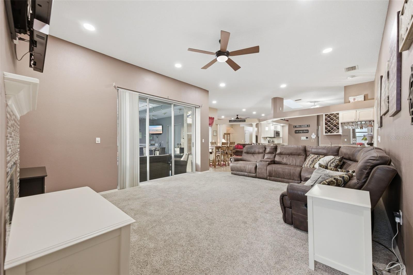 Listing photo id 12 for 18302 Saint James Court