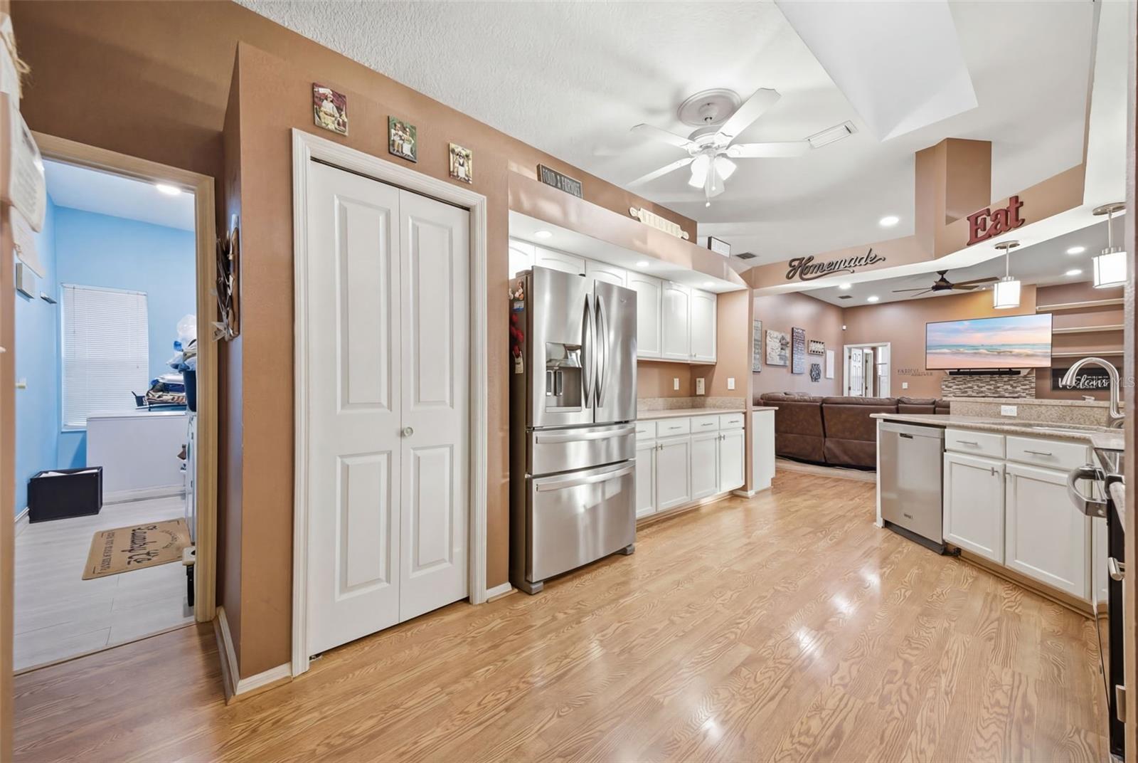 Listing photo id 13 for 18302 Saint James Court