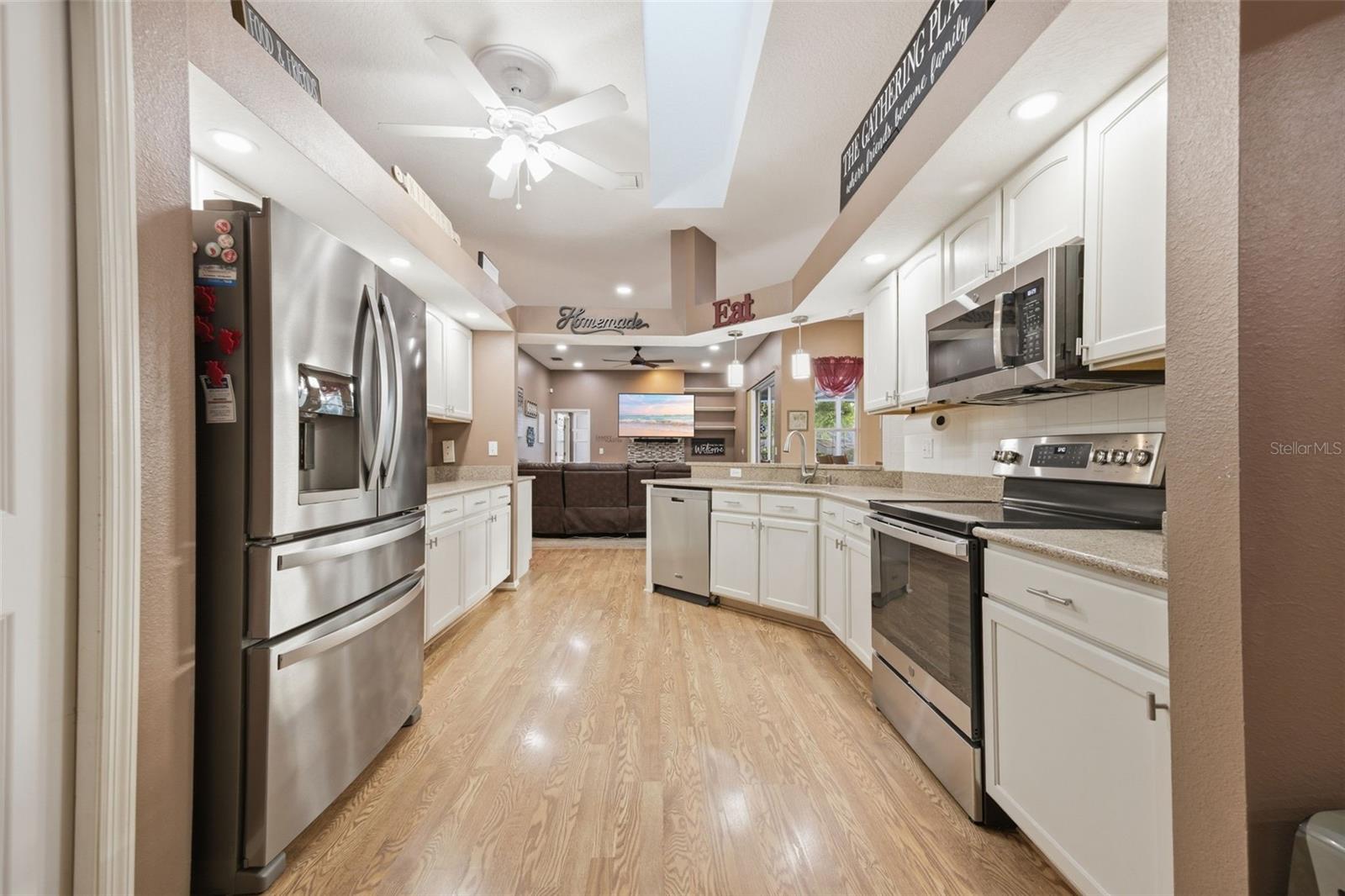 Listing photo id 15 for 18302 Saint James Court