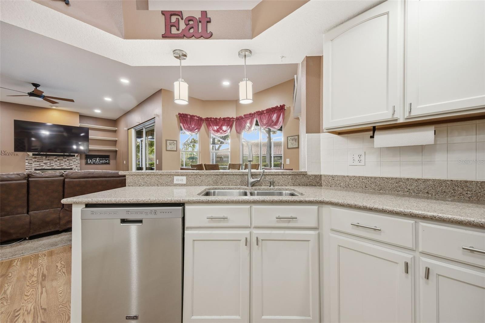 Listing photo id 16 for 18302 Saint James Court