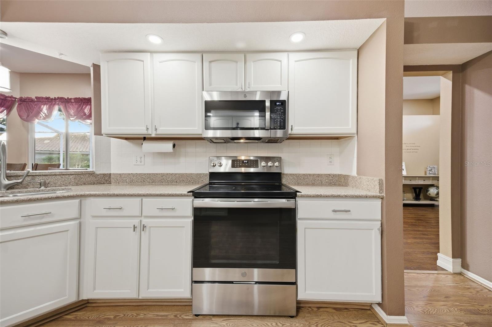 Listing photo id 17 for 18302 Saint James Court