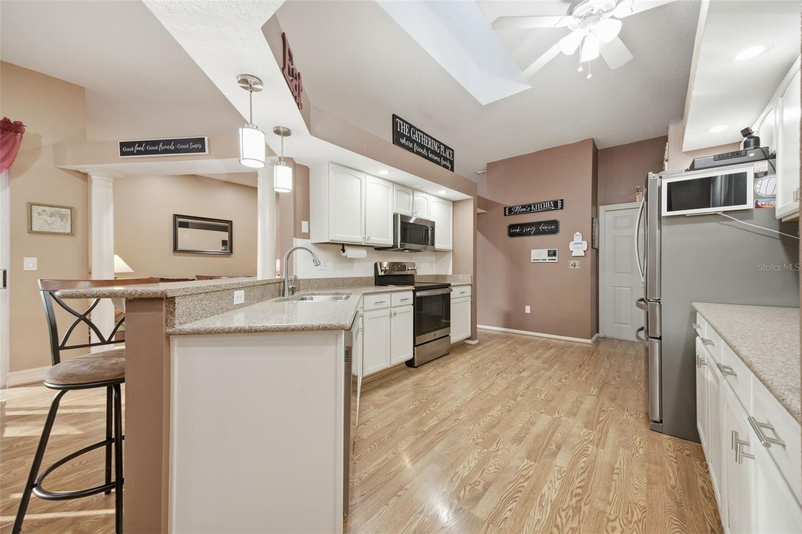 Listing photo id 18 for 18302 Saint James Court