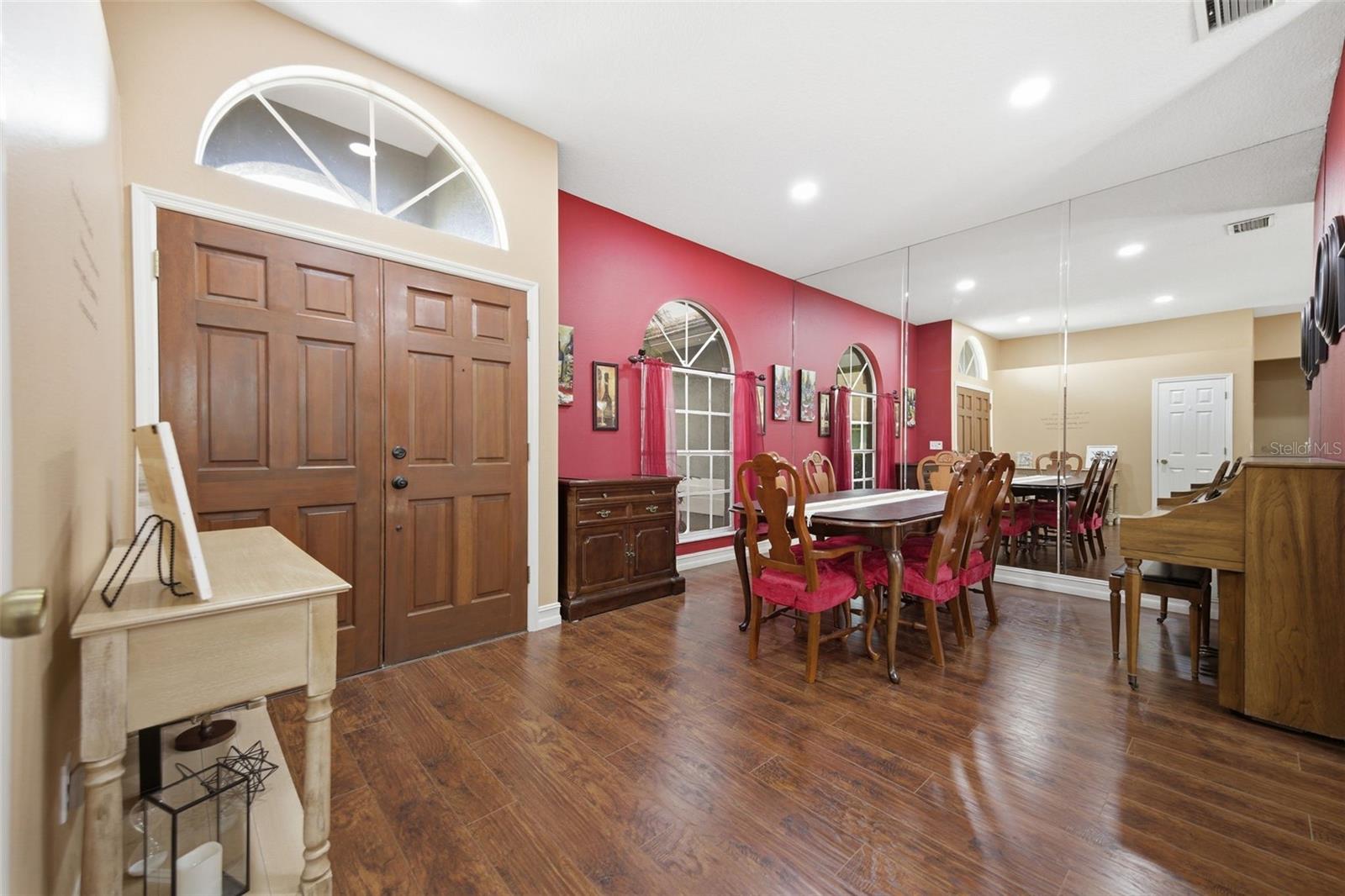Listing photo id 20 for 18302 Saint James Court