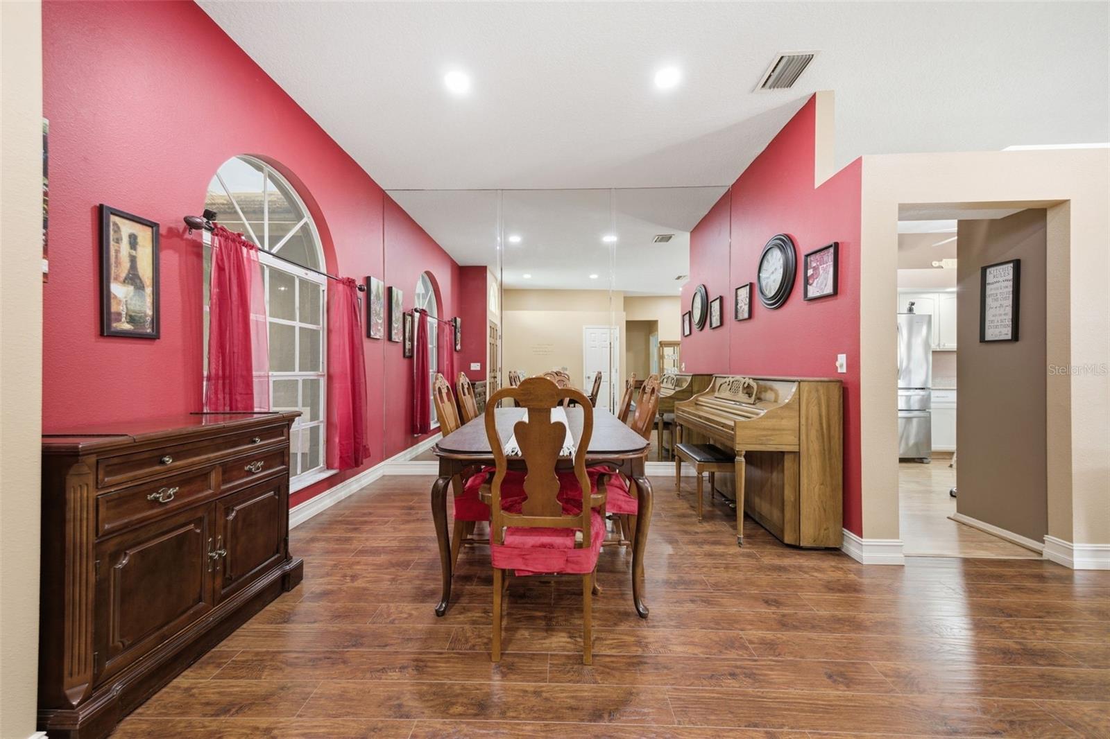 Listing photo id 21 for 18302 Saint James Court