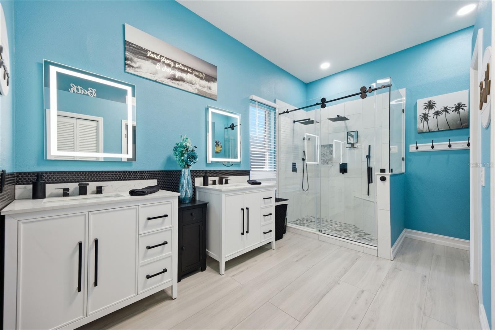 Listing photo id 24 for 18302 Saint James Court