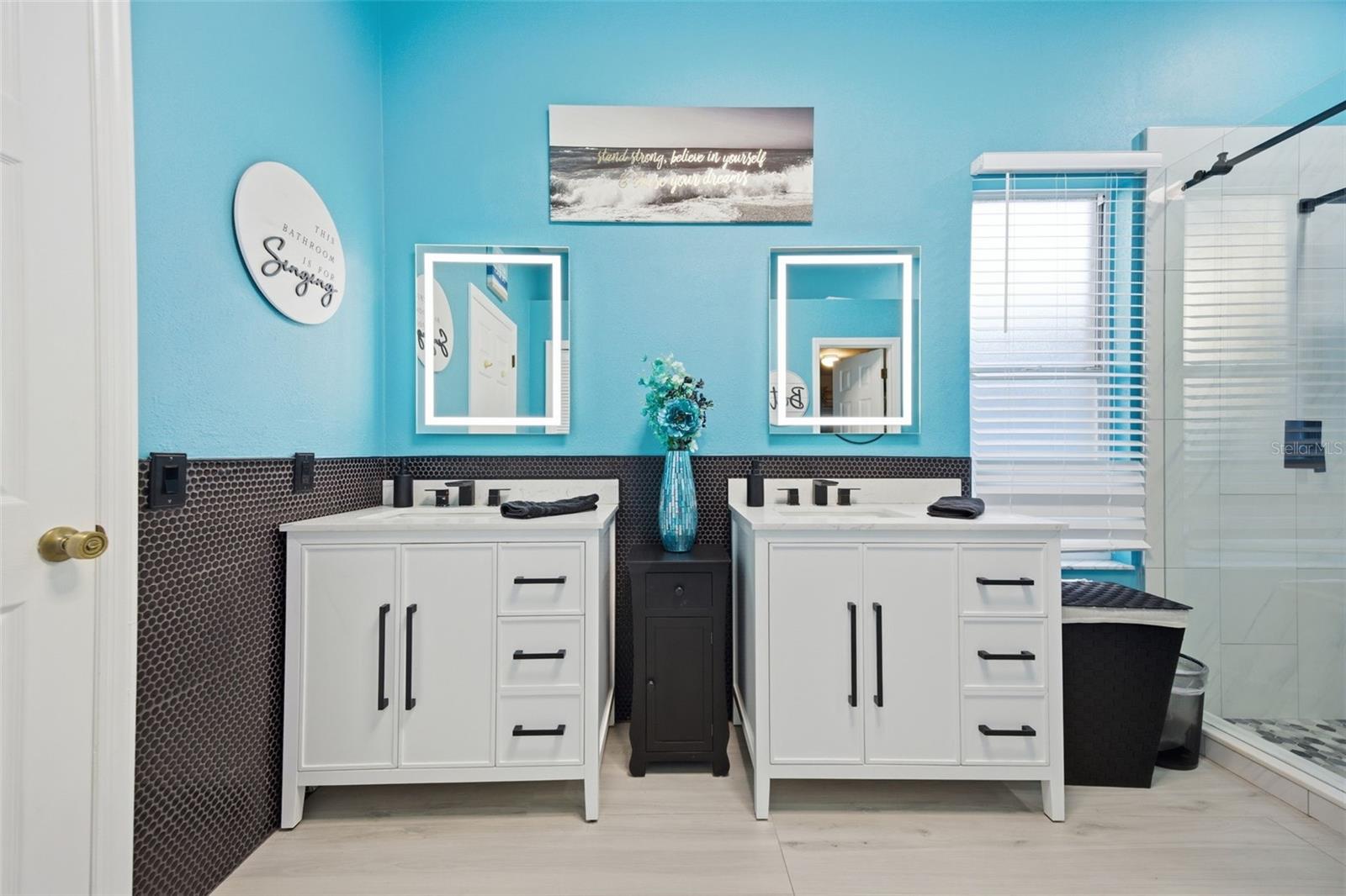 Listing photo id 25 for 18302 Saint James Court