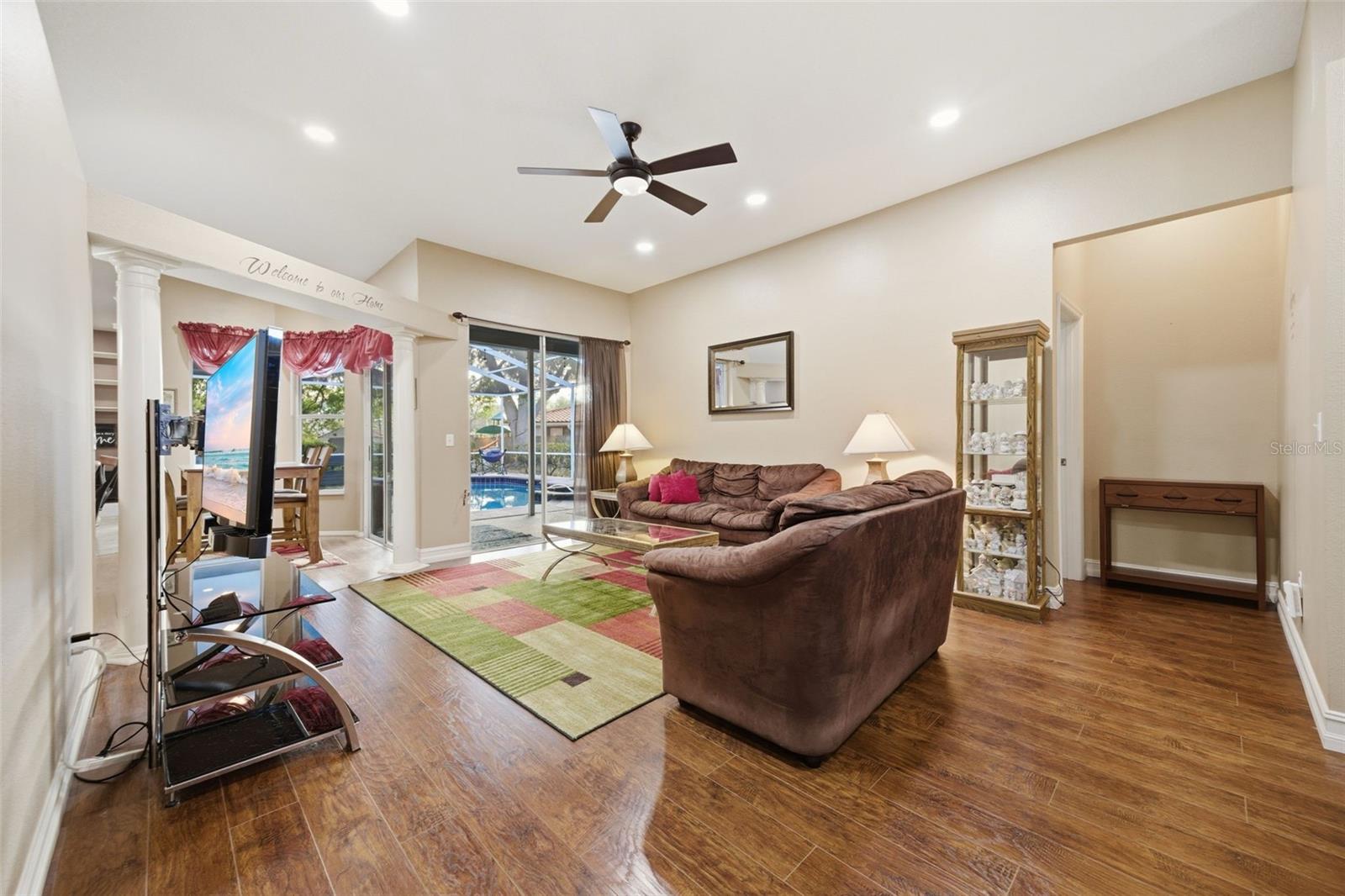 Listing photo id 6 for 18302 Saint James Court