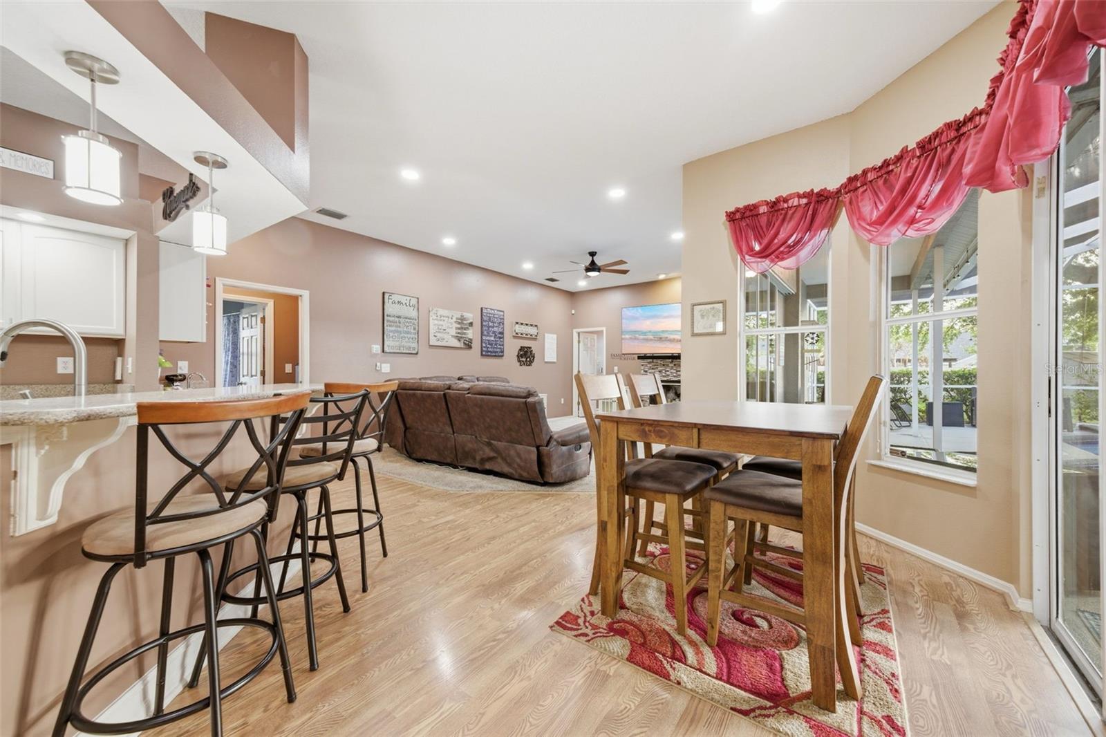 Listing photo id 7 for 18302 Saint James Court