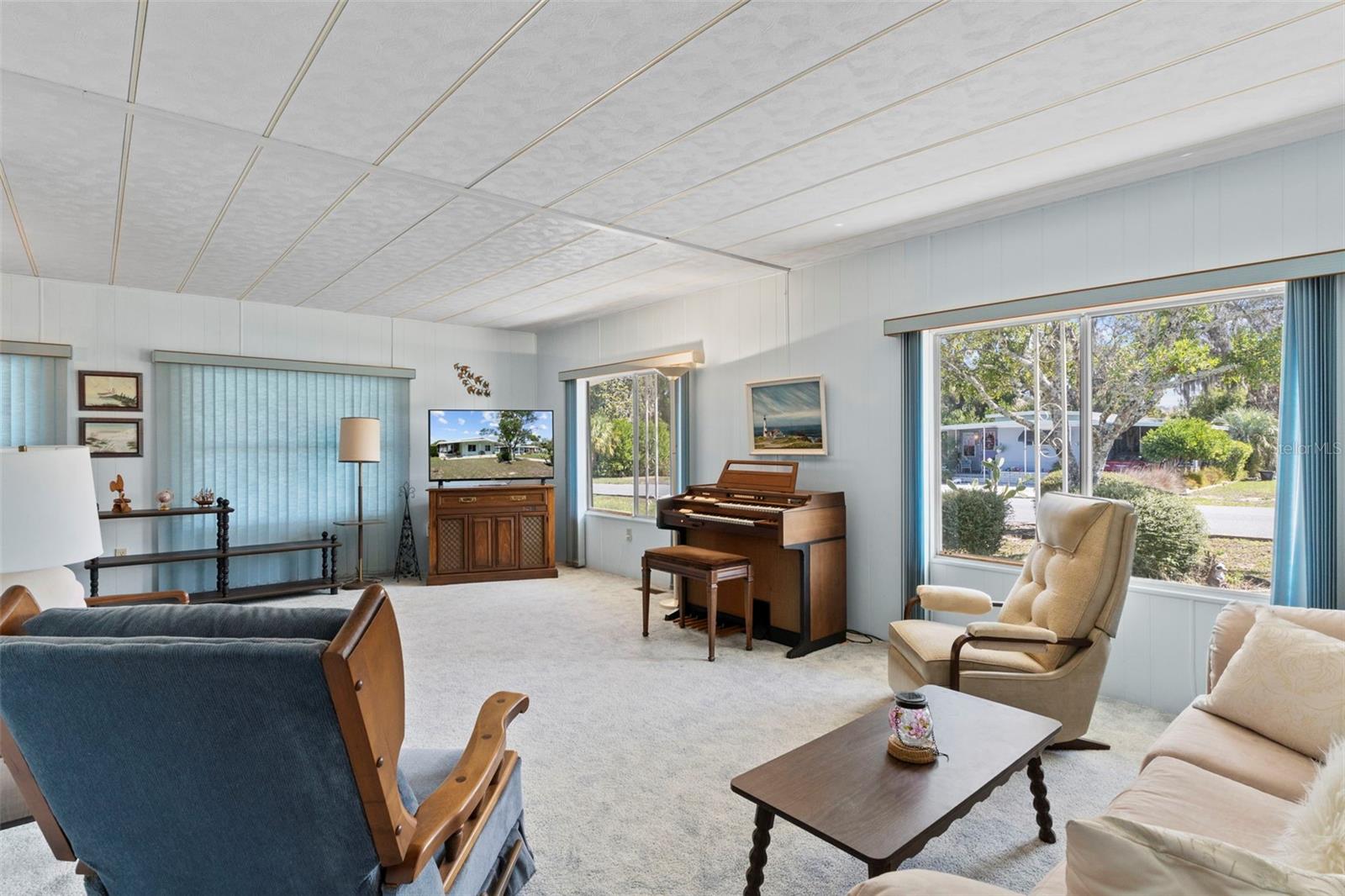 Listing photo id 9 for 7156 Fairlane Avenue