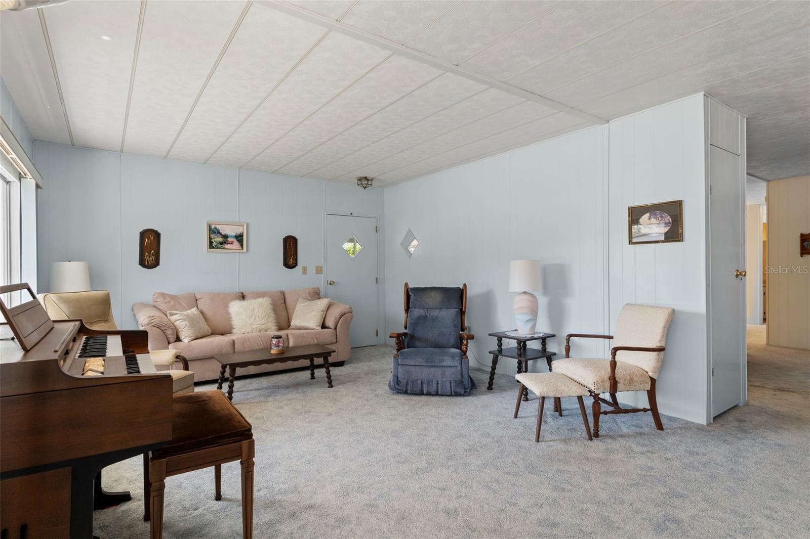 Listing photo id 11 for 7156 Fairlane Avenue