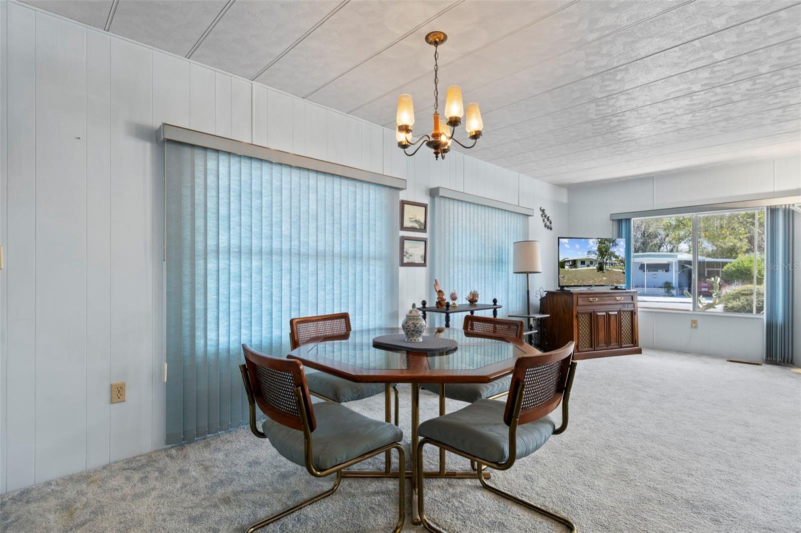 Listing photo id 12 for 7156 Fairlane Avenue