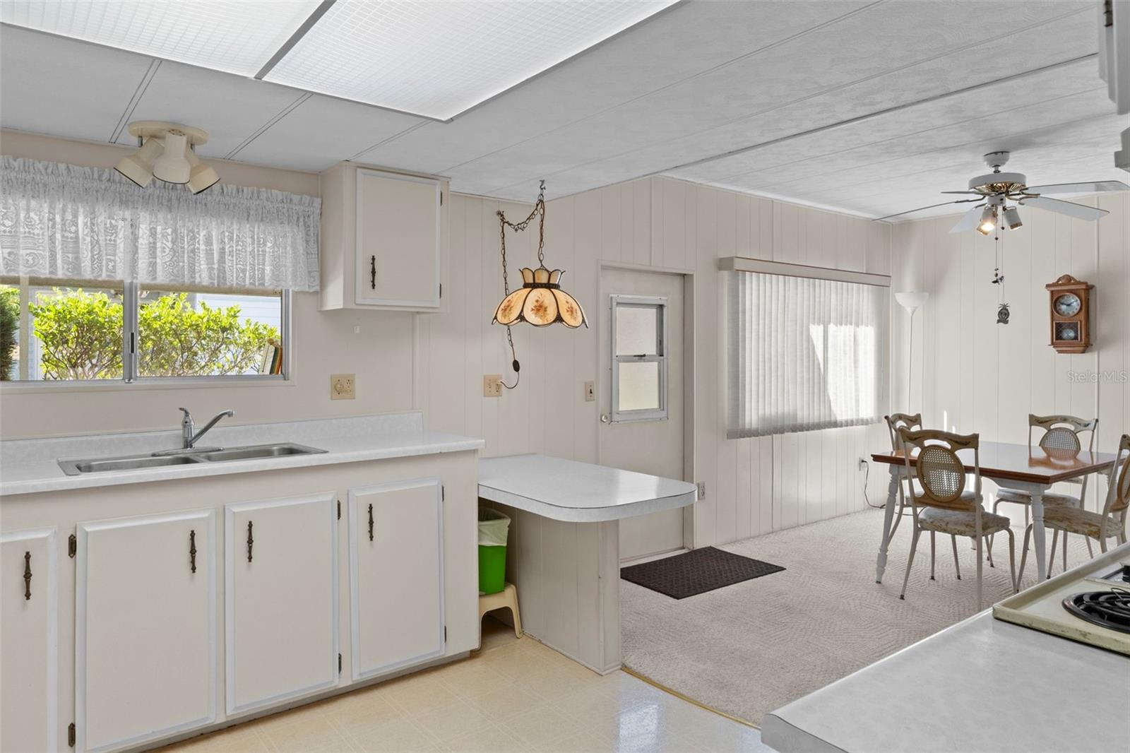 Listing photo id 18 for 7156 Fairlane Avenue