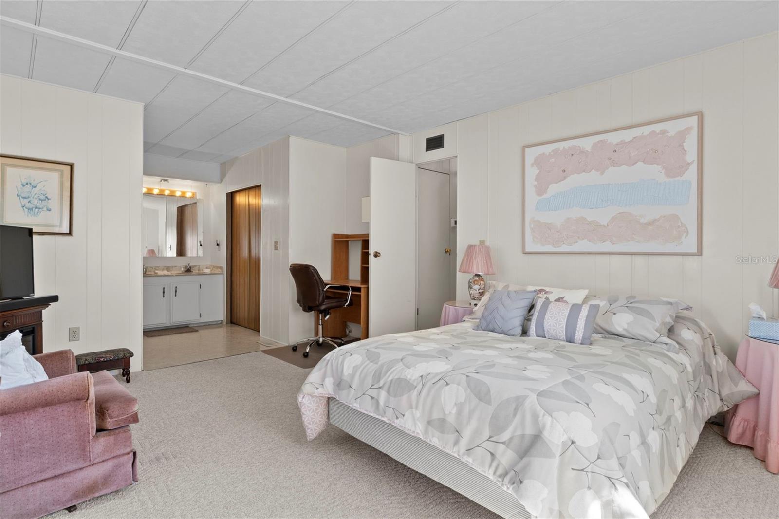 Listing photo id 25 for 7156 Fairlane Avenue