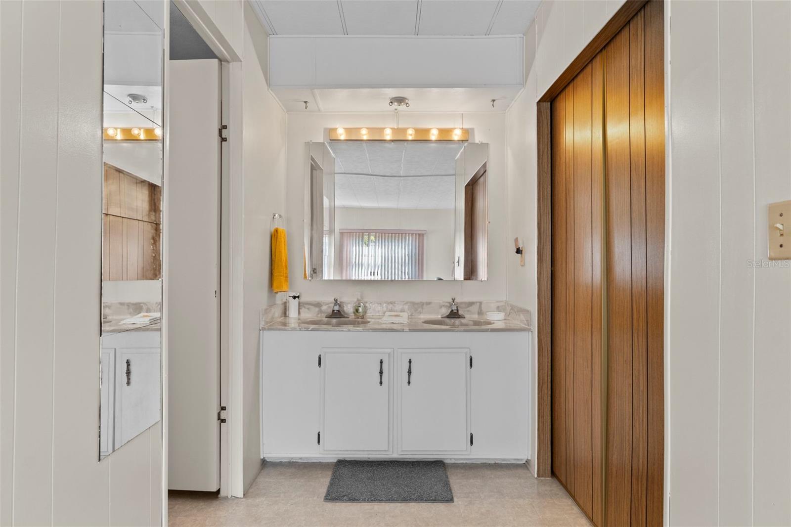 Listing photo id 26 for 7156 Fairlane Avenue