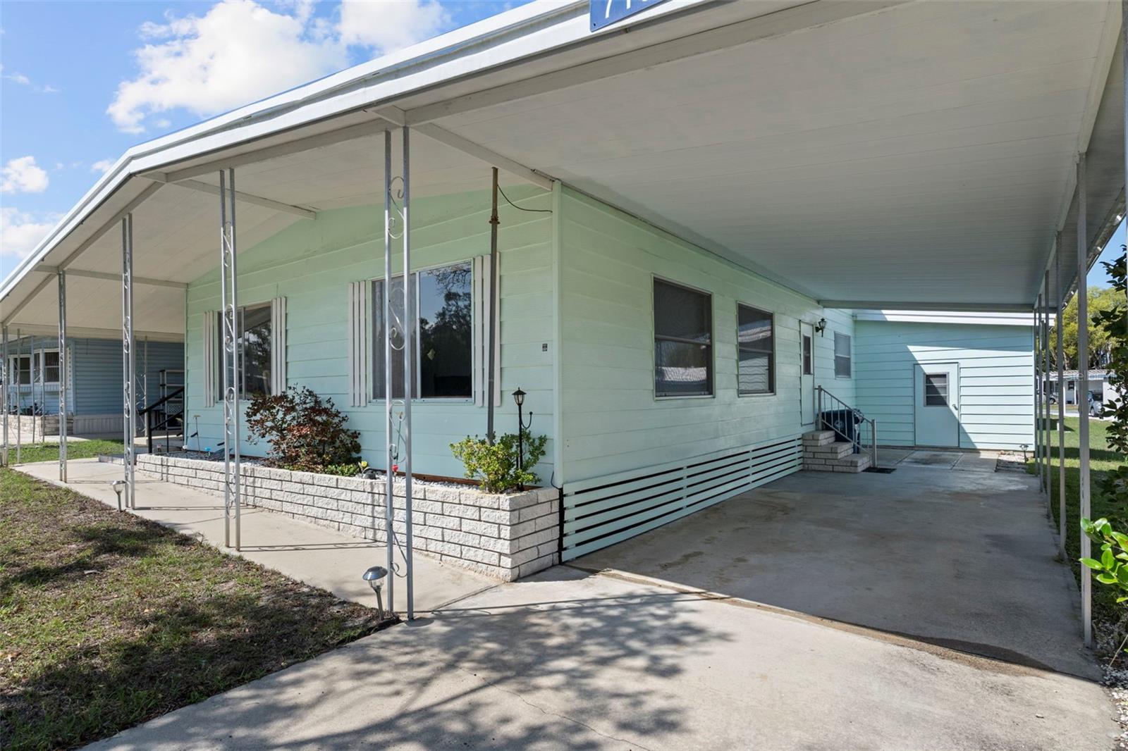 Listing photo id 3 for 7156 Fairlane Avenue