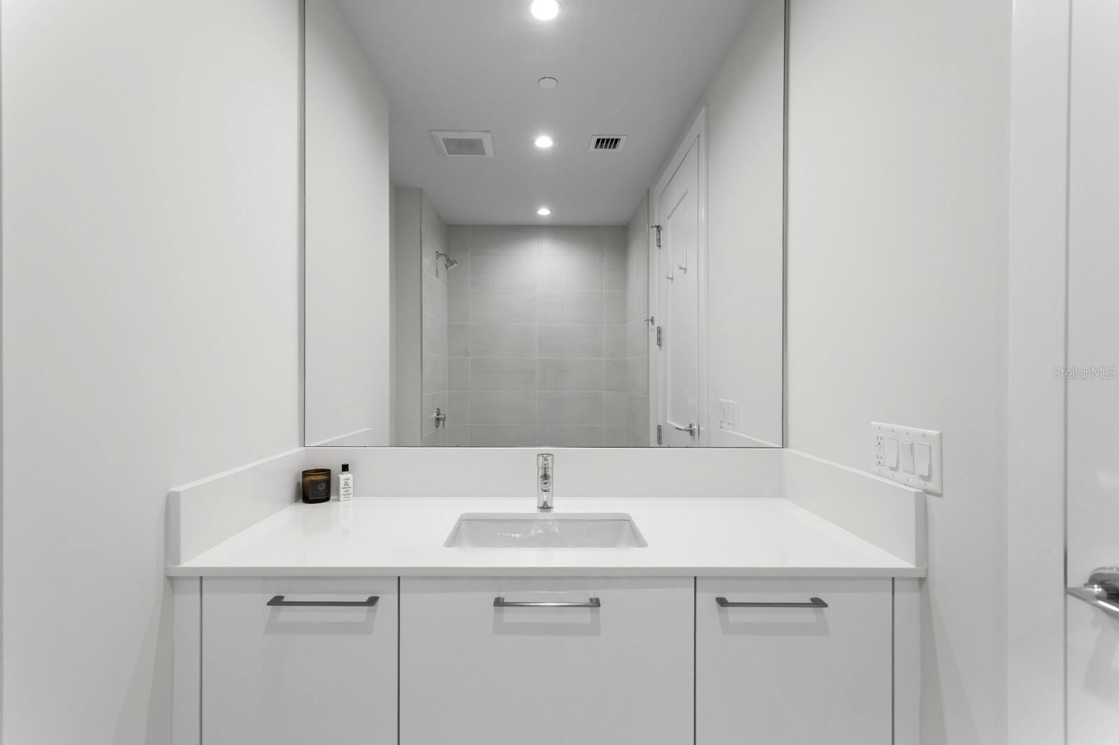 Listing photo id 36 for 2103 Bayshore Boulevard 605