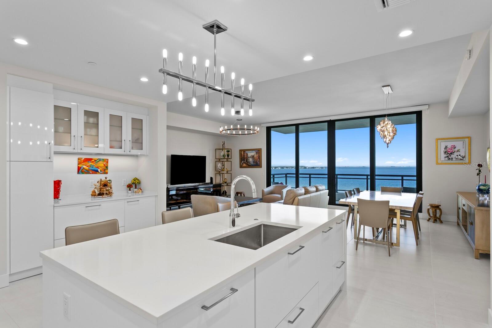 Listing photo id 3 for 2103 Bayshore Boulevard 605