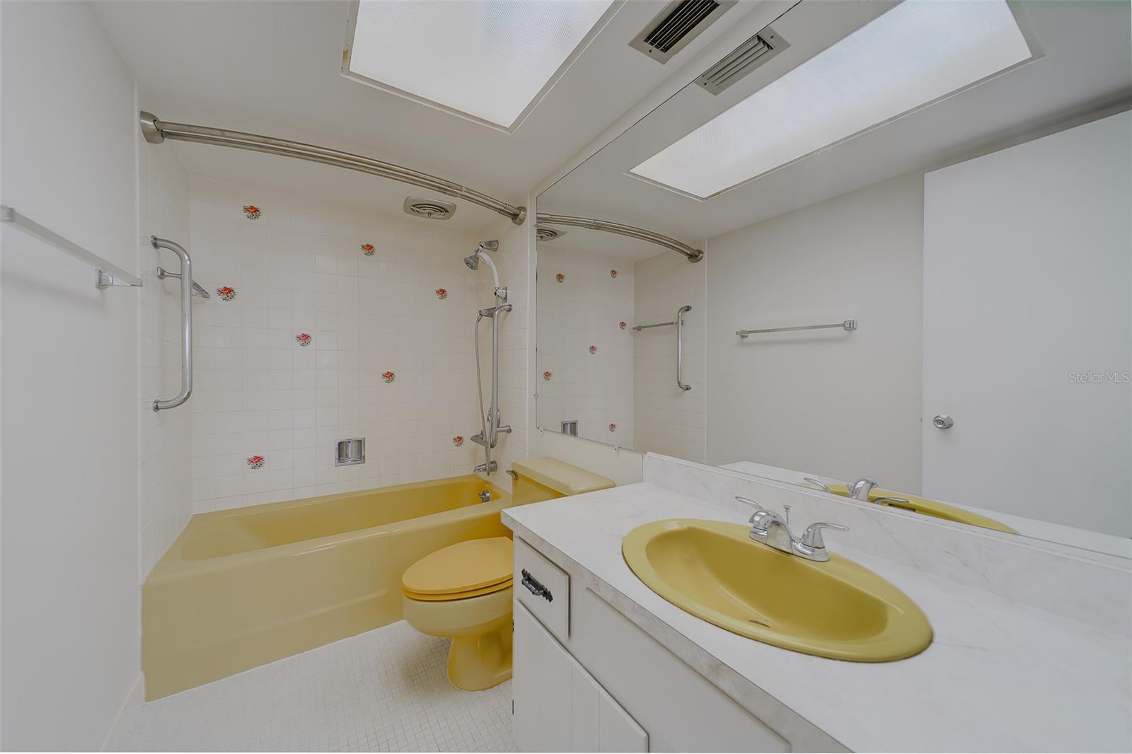 Image 13 of 46 For 17920 Gulf Boulevard 1408