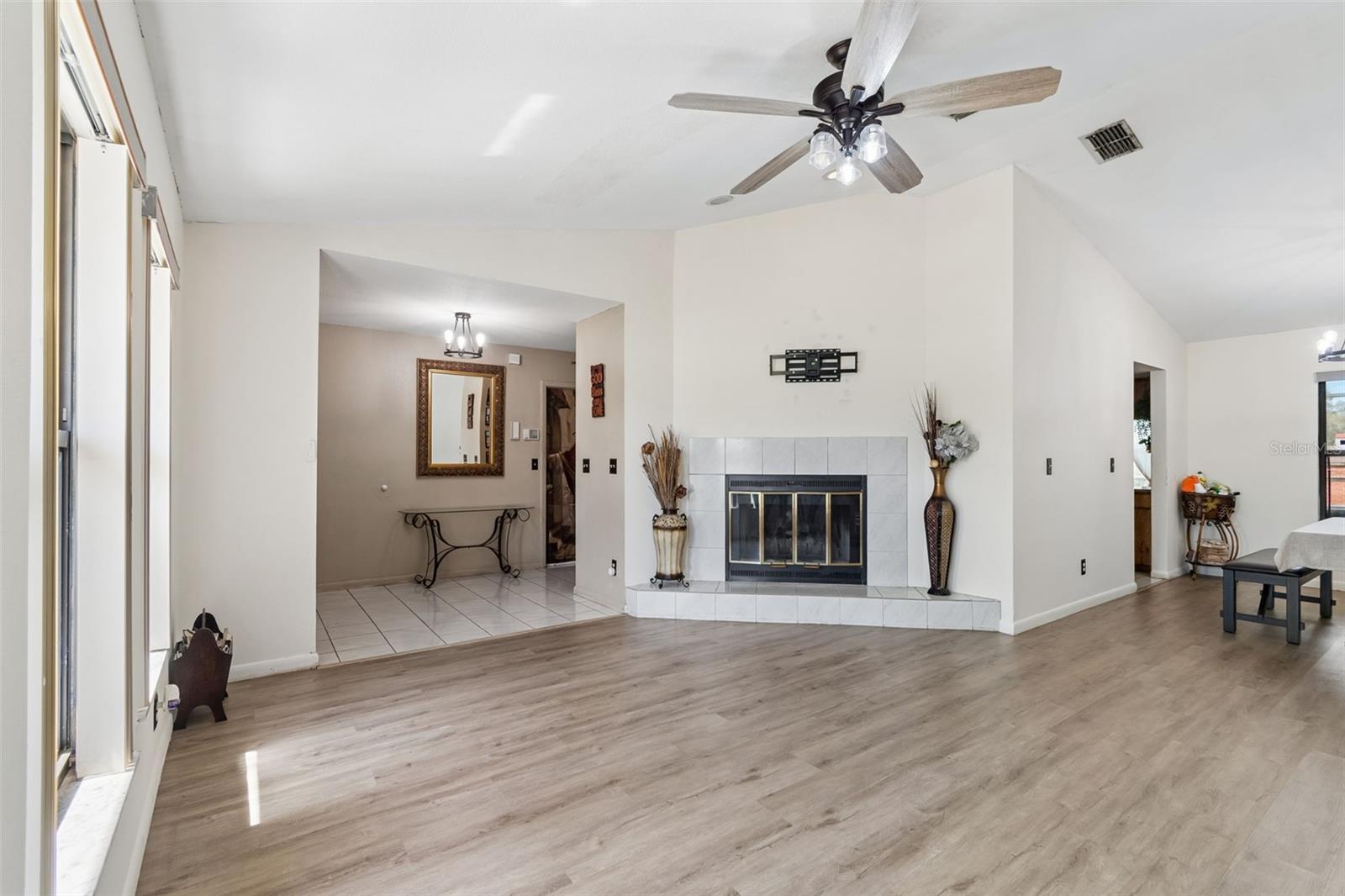 Listing photo id 4 for 1039 Northridge Drive