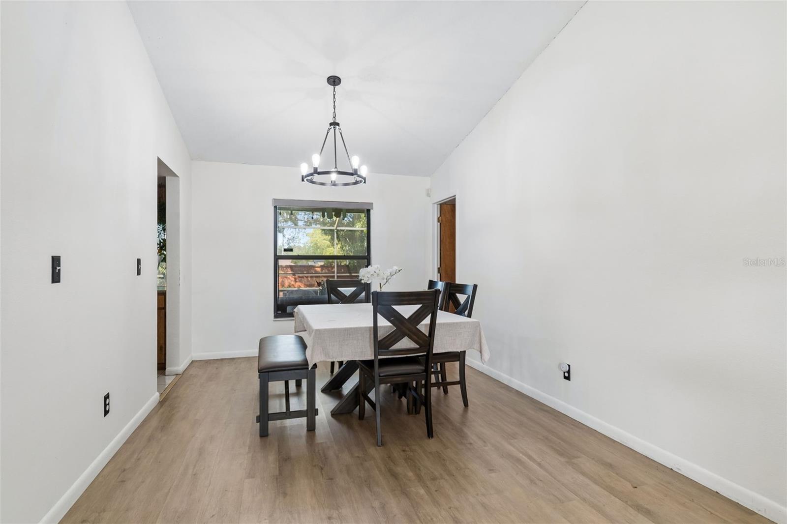 Listing photo id 7 for 1039 Northridge Drive