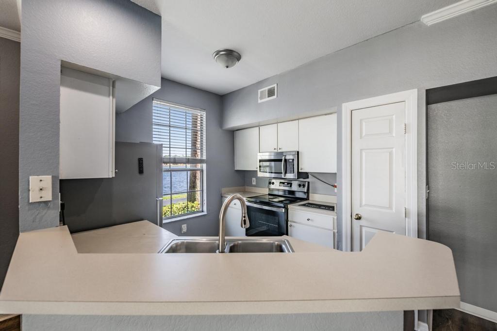 Image 17 of 39 For 9552 Lake Chase Island Way 9552