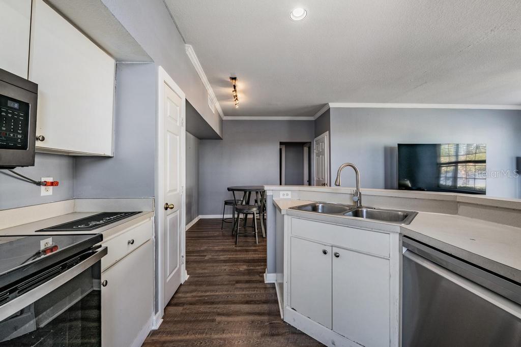 Image 19 of 39 For 9552 Lake Chase Island Way 9552