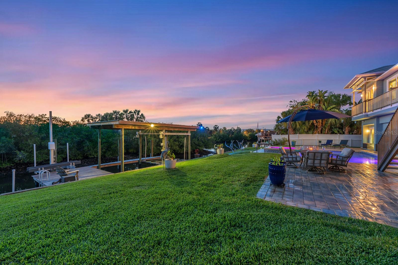 Image 2 of 93 For 9425 Oak Street