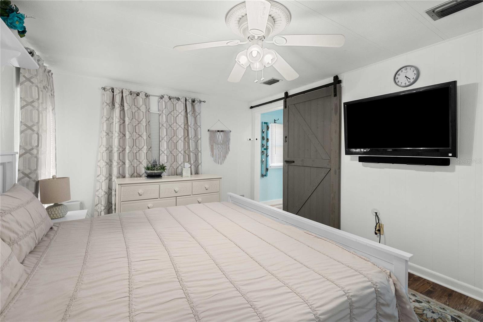 Image 19 of 66 For 36701 Grace Avenue