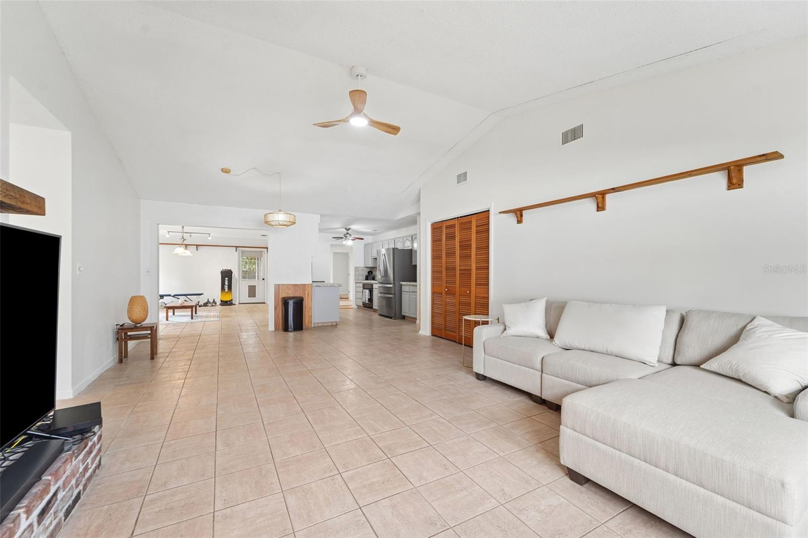 Image 3 of 39 For 2007 Golf View Drive