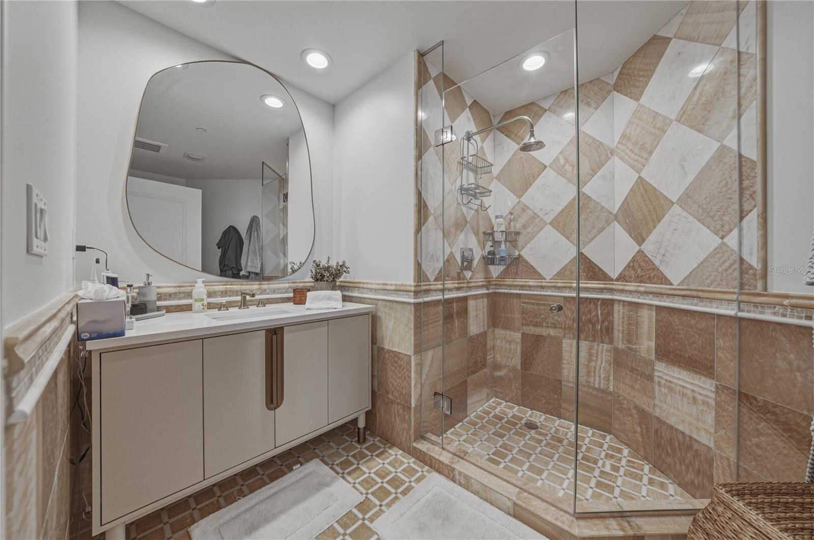 Image 19 of 96 For 450 Knights Run Avenue 902