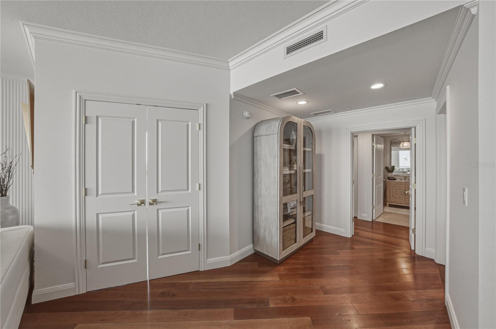 Image 7 of 96 For 450 Knights Run Avenue 902