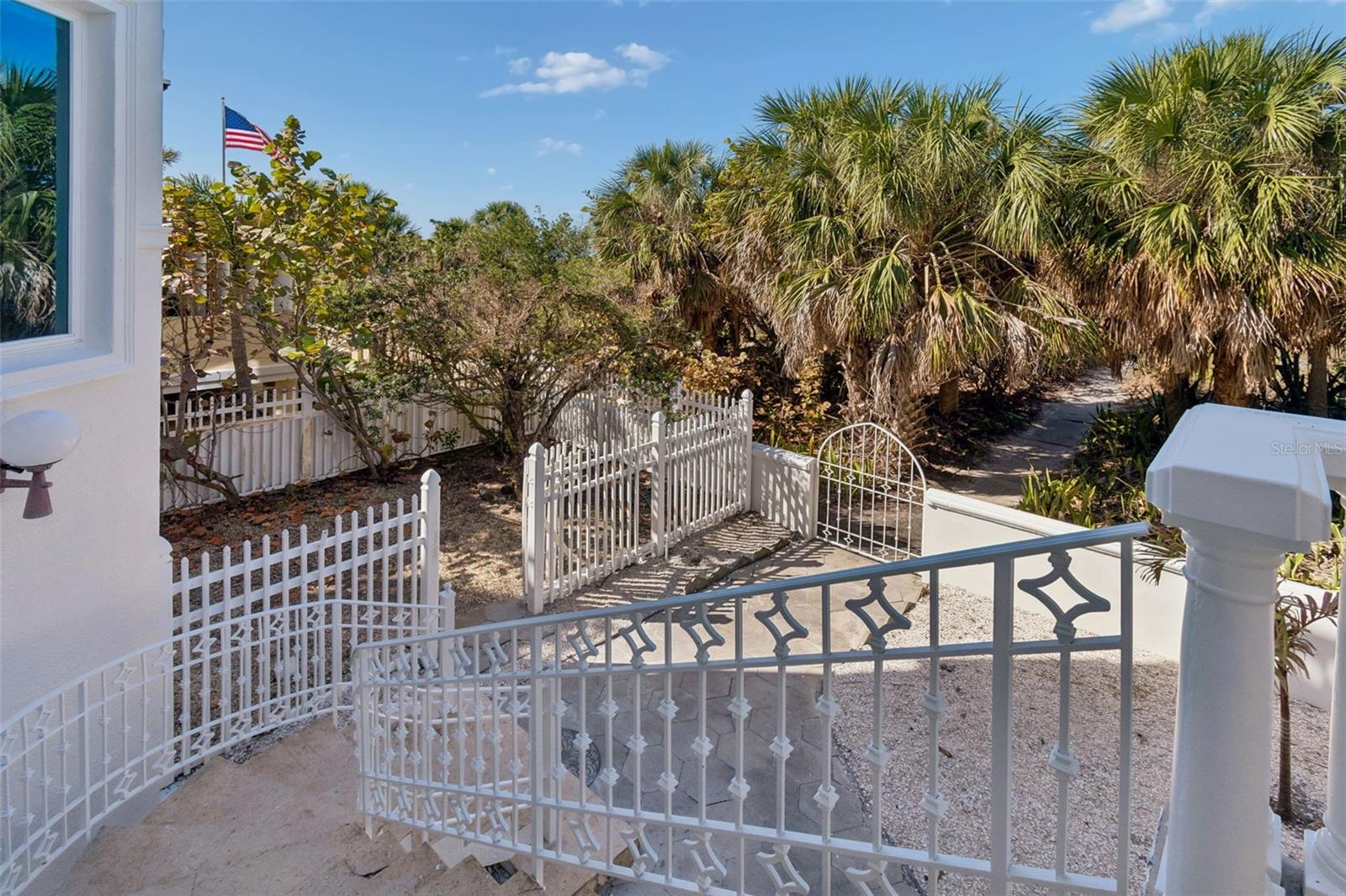 Listing photo id 8 for 2811 Sunset Way