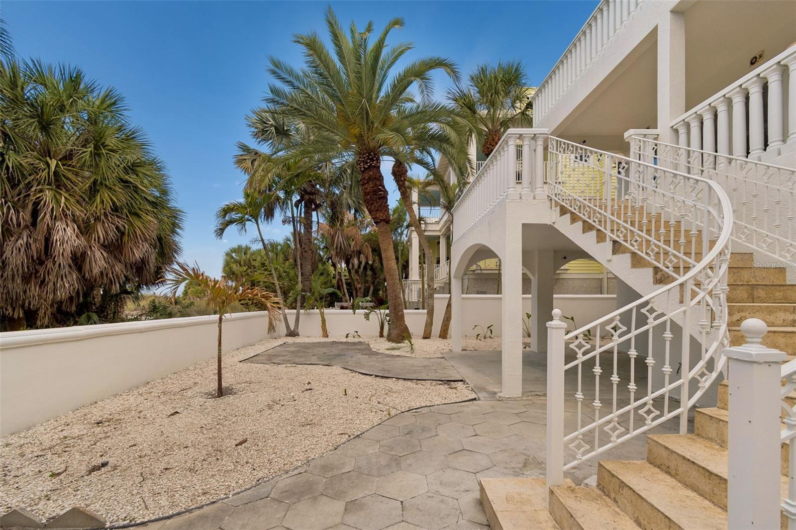 Listing photo id 9 for 2811 Sunset Way